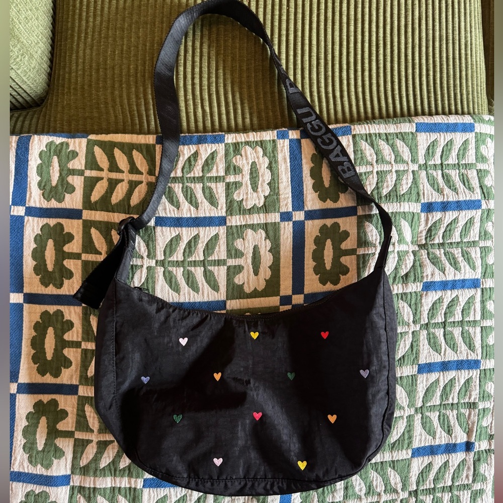 Baggu Crescent Bag Medium - Embroidered Hearts